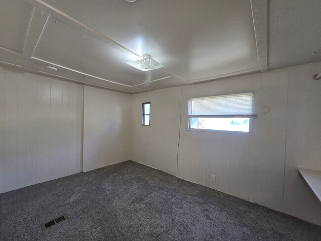 Building Photo - 2 bed 1 bath Home *Section 8 Welcome*