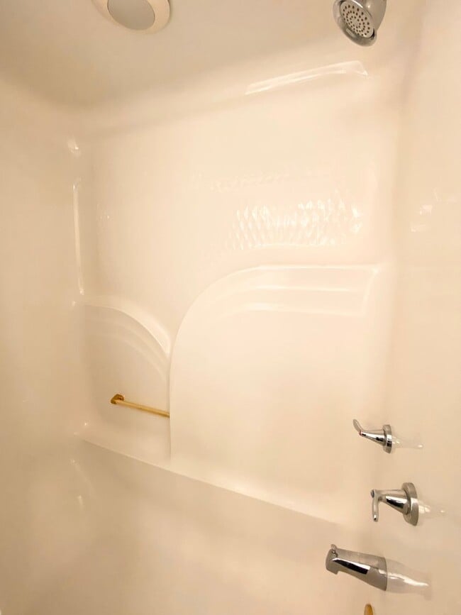 Building Photo - FULLY-FURNISHED GORGEOUS TOWNHOME!