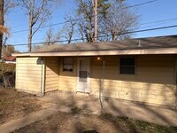 Building Photo - 1615 1/2 N Main St