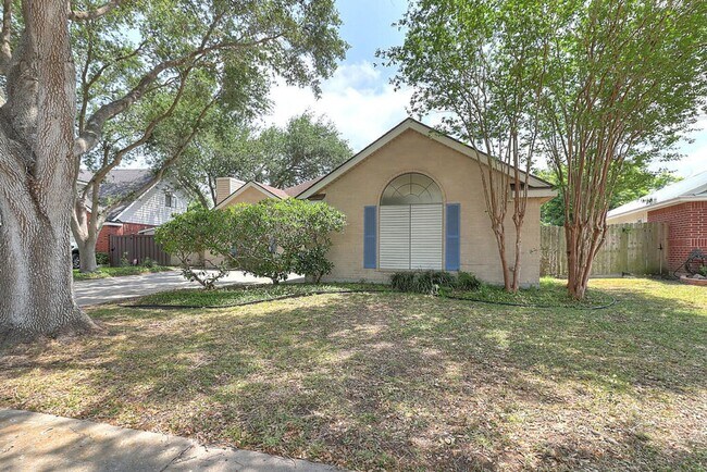 Building Photo - 4321 Holly Ridge Dr
