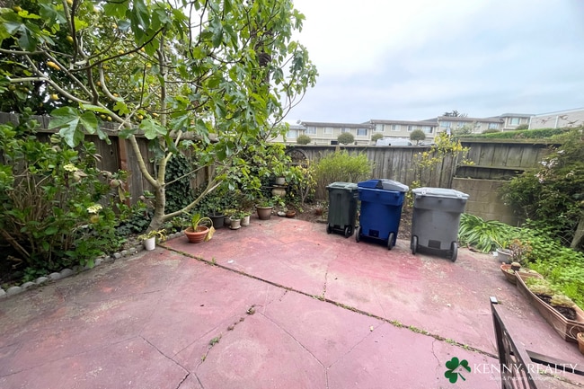 Building Photo - Updated 3 Bedroom Condo in South San Francisco