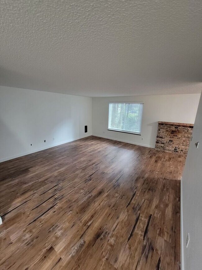 Building Photo - AVAILABLE NOW West Olympia 2bdr 1.5bath Townhome w/ garage & parking