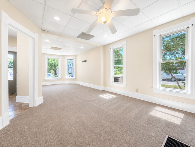 Building Photo - $1500 | 3 Bedroom 1 Bathroom | Two Story