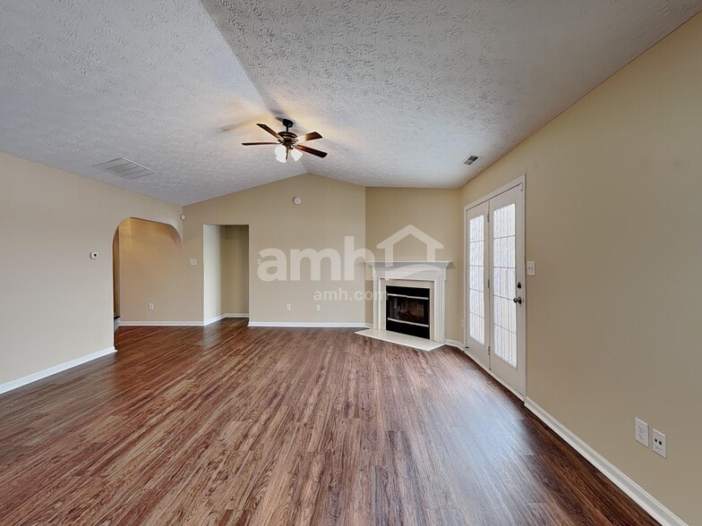 Building Photo - 1484 Persimmon Cir