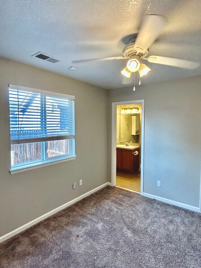 Building Photo - Charming 3bd/2ba in Mayfair Neighborhood!