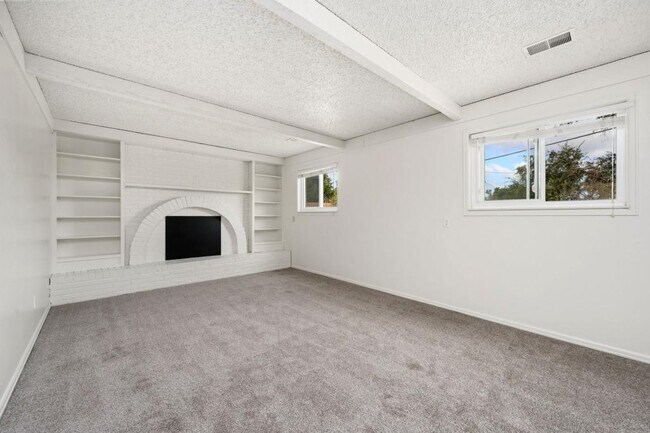 Building Photo - 2215 Derby Hill Dr