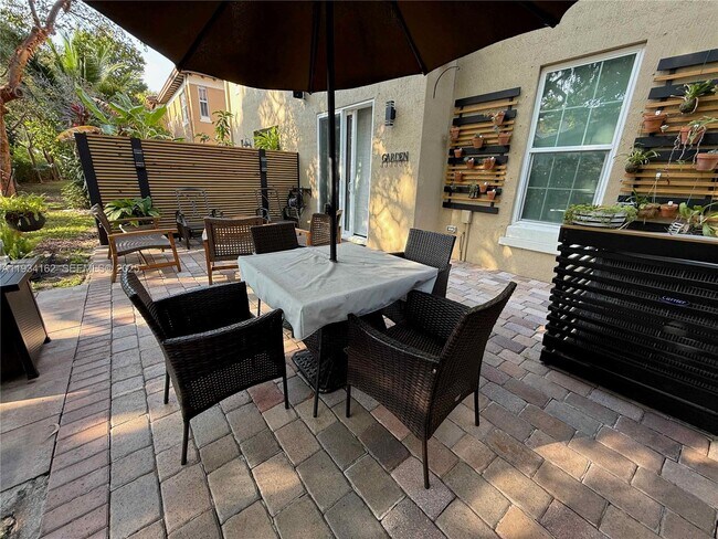 Building Photo - 6923 Julia Gardens Dr