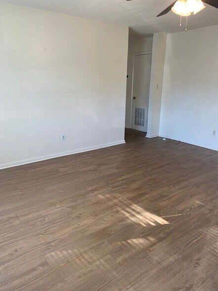 Building Photo - 301 Shiloh Dr