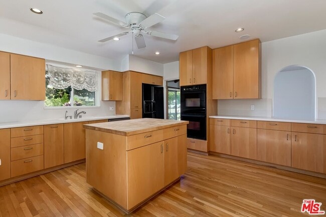 Building Photo - 921 24th St