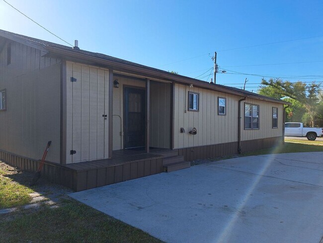 Building Photo - 523 E 8th St