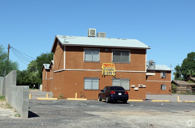 Building Photo - 1011 Apartments