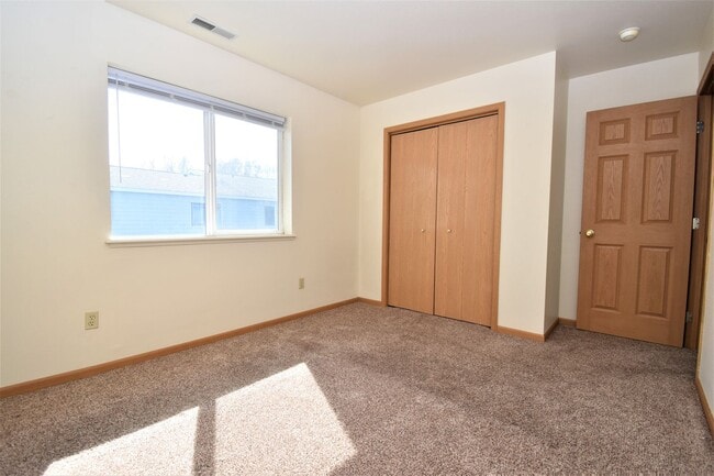 Building Photo - Townhouse style 2 bedroom 1.5 Bath with Attached Garage! Great Location!