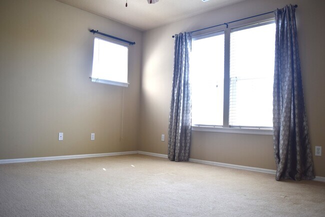 Building Photo - 3335 SE Midvale Dr