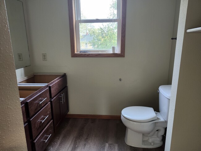 Building Photo - 301 King St