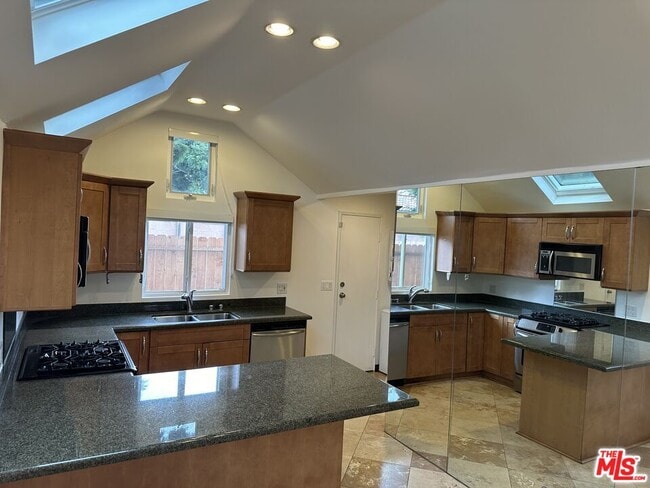 Building Photo - 2454 Penmar Ave