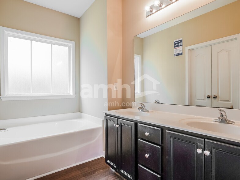 Building Photo - 48 Kings Canyon Ct
