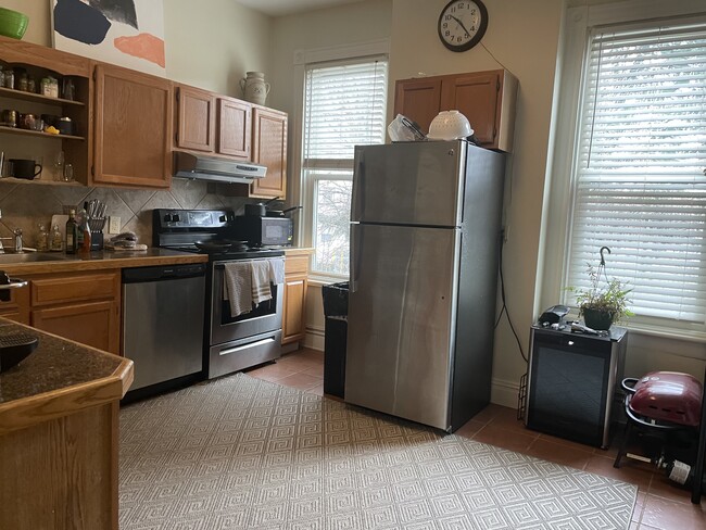 Large granite countertops - 1617 W Grace St