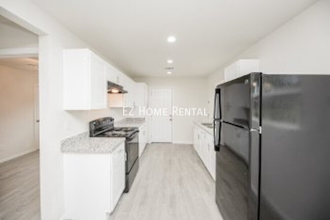 Building Photo - 5040 Mallow St