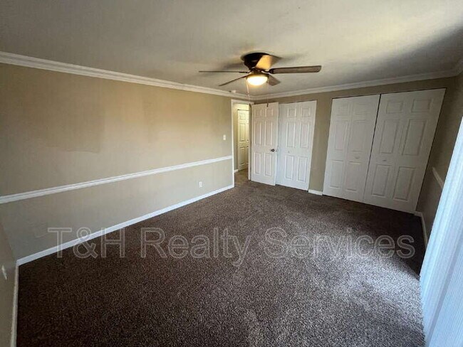 Building Photo - 1090 Greenwood Trail W Dr