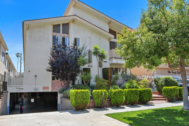 Building Photo - 932 10th St in Santa Monica.  North of Wil...