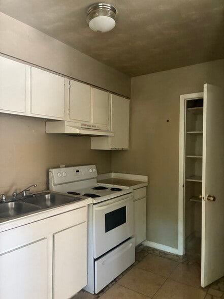 Kitchen including pantry - 2104 Euclid St