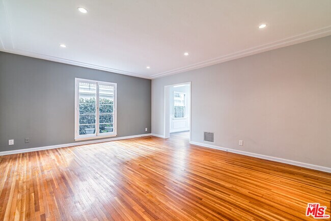 Building Photo - 726 1/2 N Edinburgh Ave