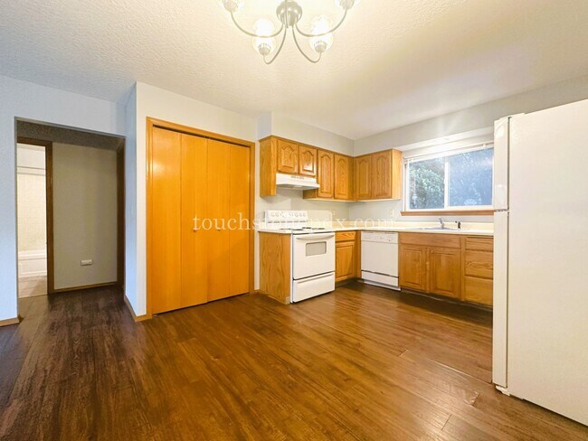 Building Photo - Classic 2-bedroom in King Arthur Court Apa...