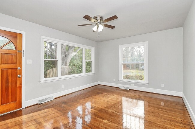 Building Photo - Lovely Two Bedroom Duplex!