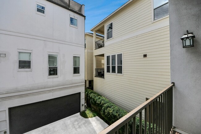 Building Photo - 1716 Stuart St