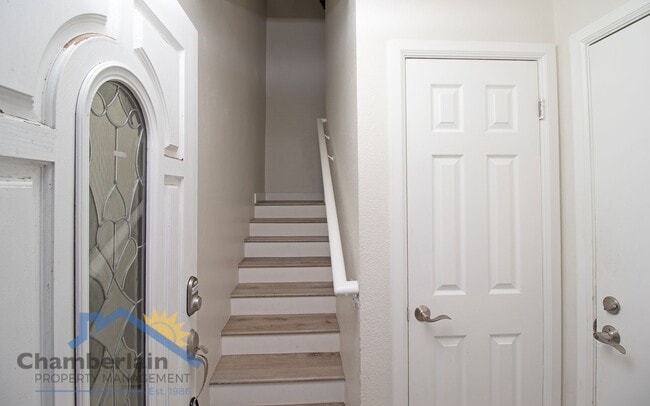 Primary Photo - 2 bedroom 1/5 bath in the Village and walk...