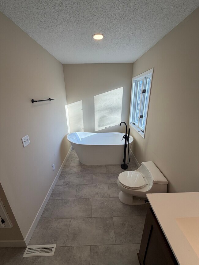 Building Photo - 7431 Lake Dr