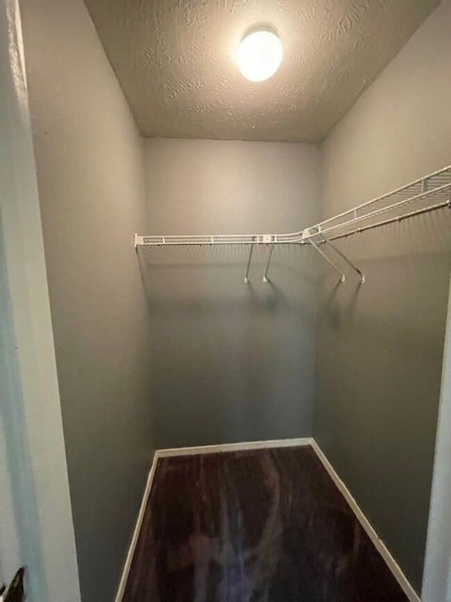 Building Photo - 3 Bedroom Home in Merriam Woods!