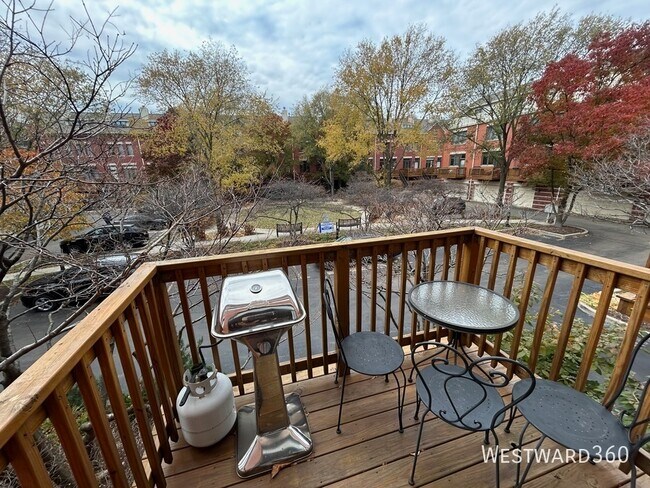 Building Photo - 1801 W Winnemac Ave