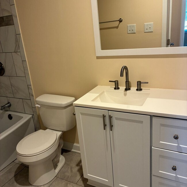 Building Photo - 4 Bedroom 3 Bath Home in Winnabow, NC