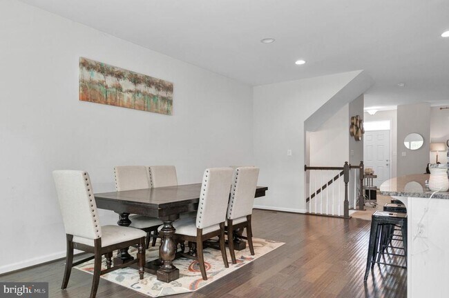 Building Photo - 8633 Rosecrans Ln