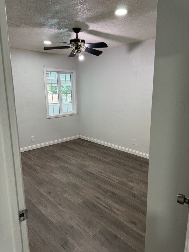 Building Photo - 502 E Newfield St