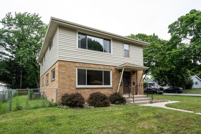 Building Photo - Spacious 3 Bedroom 1Bath Lower Duplex in P...