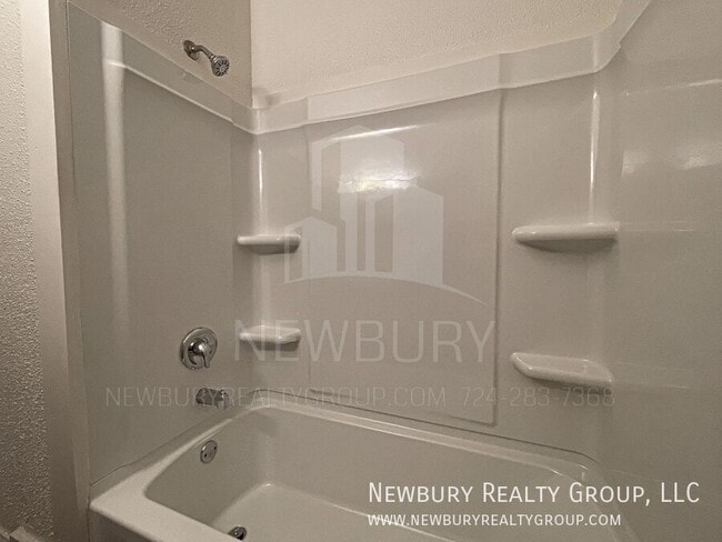 Building Photo - 39 Hickory St