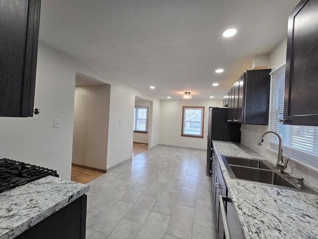 Building Photo - 7230 Beech Ave