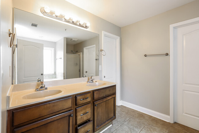 Building Photo - Spacious 5-Bedroom Home
