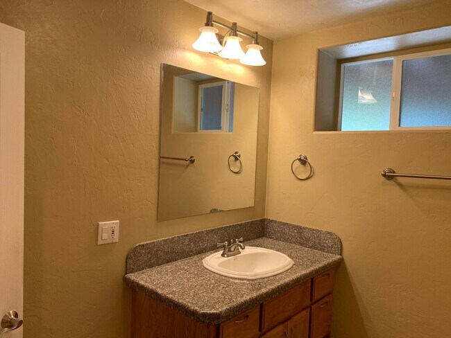 Building Photo - 5 bedroom 3 bathroom gorgeous house with v...
