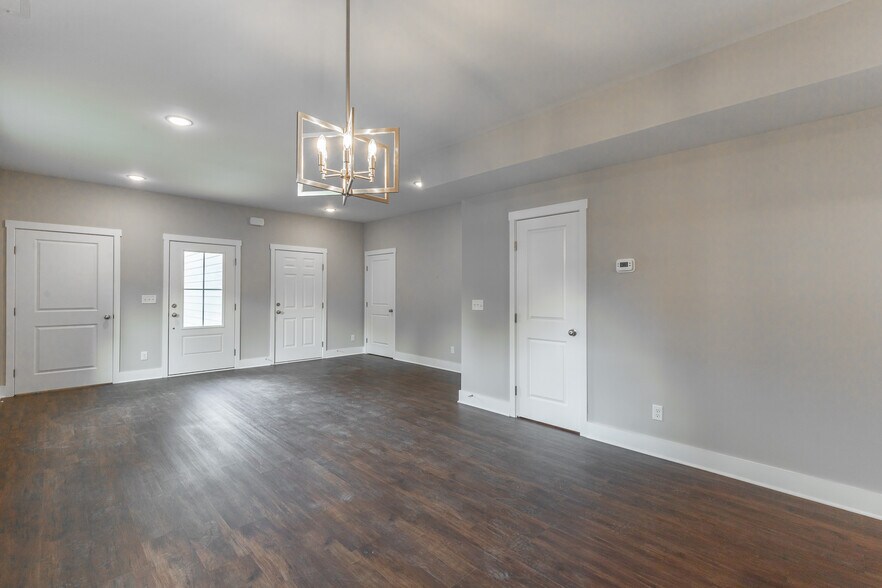 Building Photo - 4646 Heiskell Dr