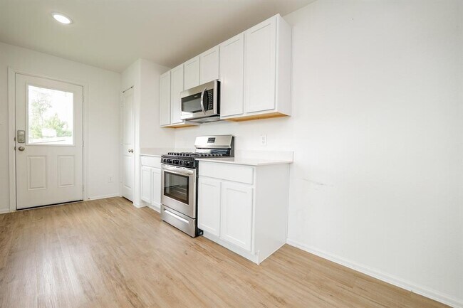 Building Photo - 2909 Mallorca Dr