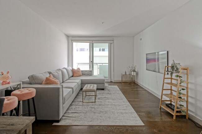 Building Photo - Modern & Spacious, Furnished or Unfurnishe...