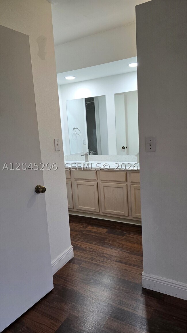 Building Photo - 2810 SW 87th Ave