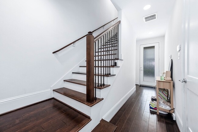 Building Photo - 2118 Genesee St