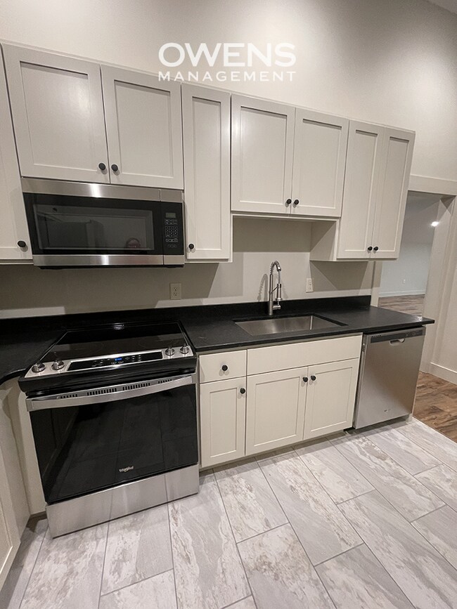 Building Photo - Upscale Living in Downtown Apartment