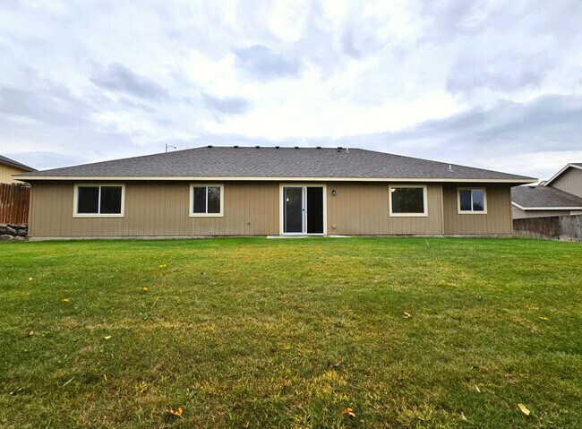 Building Photo - Open, One-Level Living- 4 Bedroom, 2.5 Bath Richland Home with Spacious Backyard