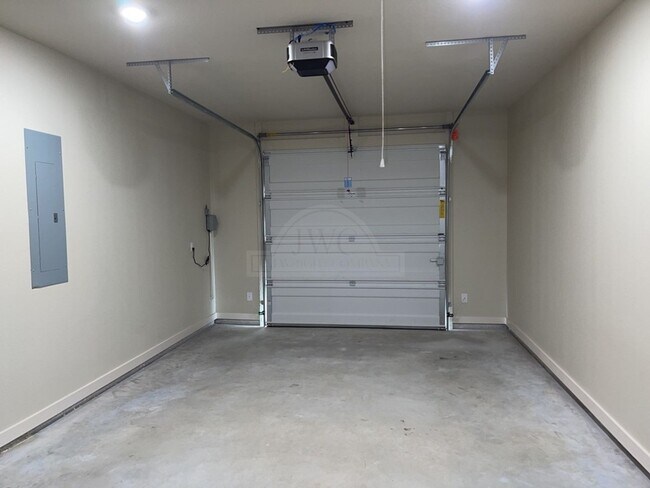 Building Photo - 5005 White Rose Dr