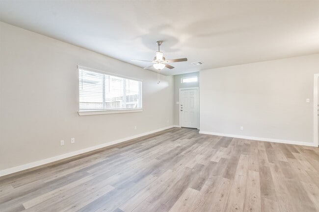 Building Photo - 9800 Grosbeak Ln
